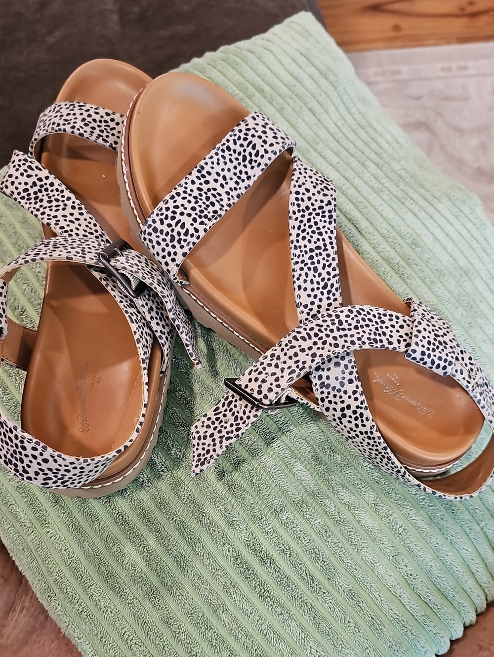 Universal Thread Black and White Spotted Cross-Strap Sandals